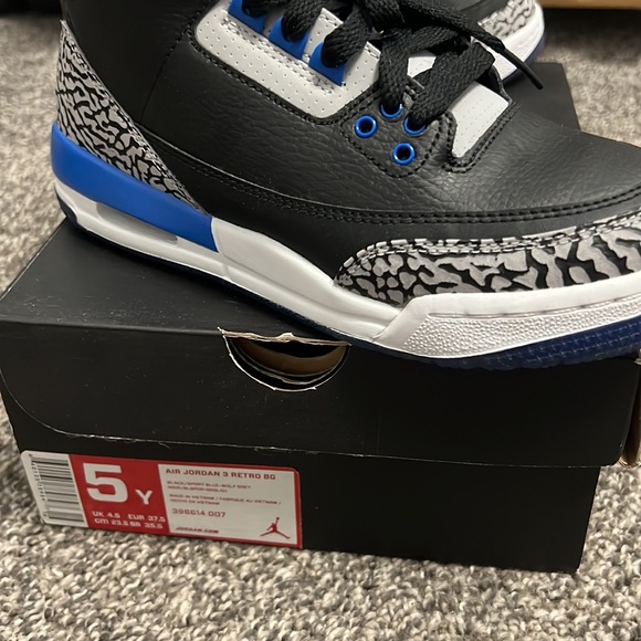 Jordan 3 Retro BG size 5Y - Picture 2 of 3